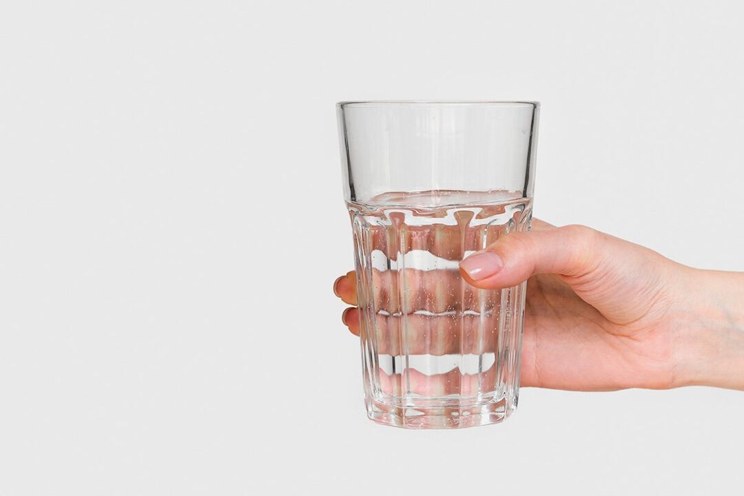 Ein Glas Wasser mit verdünntem Staub Keto Probiotix